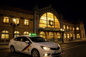 Taxi en la Estación de Tren de Almería de noche, servicio de traslado desde estación Intermodal Almería.