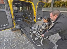 Taxi accesible transportando silla de ruedas en Almería