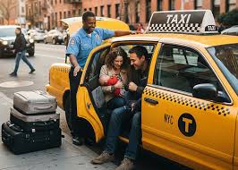 Estudiante usando taxi en Almería