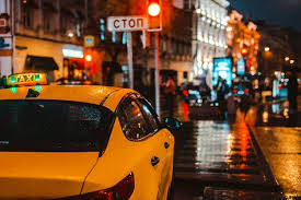 Taxi nocturno en Almería durante la madrugada en zona urbana